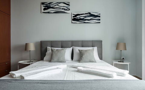 Villa Treasure: Möbel, Bett, Interior Design, Schlafzimmer, Fussboden, Flooring, Bedding, Zimmer, Holz, Bettdecke