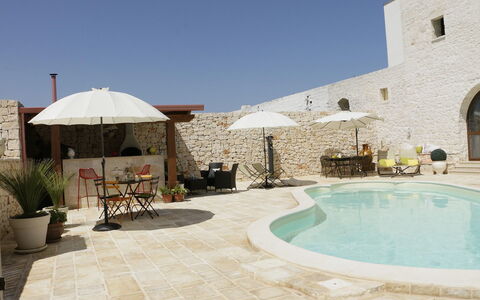 Masseria San Michele: Gartenmöbel, Flagstone, Schwimmbad, Steinwand, Regenschirm, Resort, Schatten, Stuhl, Beton, Terrasse