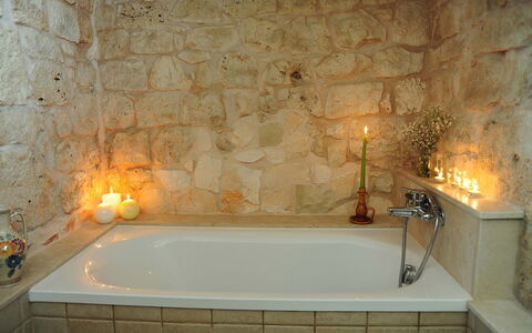 Masseria San Michele: Badewanne, Badezimmer, Armatur, Wand, Interior Design, Flooring, Zapfhahn, Fussboden, Installation, Beleuchtung