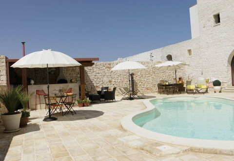 Masseria San Michele: Gartenmöbel, Flagstone, Schwimmbad, Steinwand, Regenschirm, Resort, Schatten, Stuhl, Beton, Terrasse