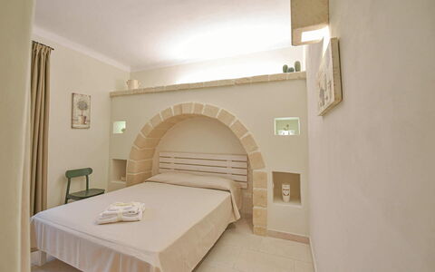 Masseria Ostuni: Wand, Interior Design, Decke, Flooring, Fussboden, Möbel, Zimmer, Wohnung, Bett, Schlafzimmer