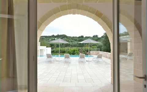 Masseria Ostuni: Schwimmbad, Fliese, Hazienda