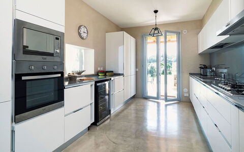 Villa Orangella: Küche, Küchengerät, Countertop, Major Appliance, Flooring, Möbel, Interior Design, Cabinetry, Zuhause, Fussboden