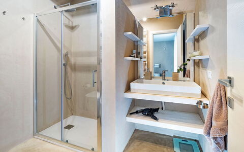Villa Orangella: Flooring, Fussboden, Armatur, Interior Design, Badezimmer, Installation, Decke, Zapfhahn, Zimmer, Sinken