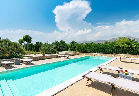 Villa Orangella: Blau, Schwimmbad, Resort, Verbundwerkstoff, Eco Hotel, Gartenmöbel, Landscaping, Schatten, Hotel