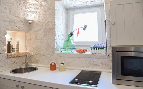 Trulli Martina: Wand, Küche, Interior Design, Countertop, Flooring, Küchengerät, Beleuchtung, Armatur, Zapfhahn, Zuhause