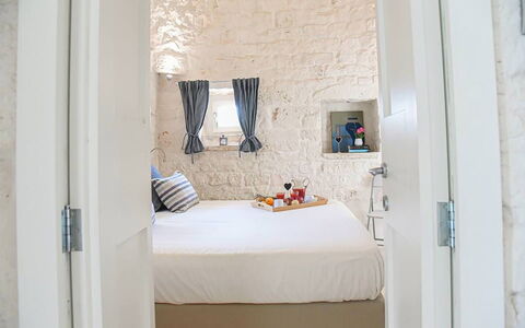 Trulli Martina: Wand, Interior Design, Schlafzimmer, Textil, Möbel, Bett, Zimmer, Fussboden, Flooring, Zuhause