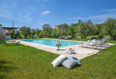 Trulli Martina: Schwimmbad, Resort, Gartenmöbel, Estate, Garten, Hazienda, Hinterhof, Landscaping, Eco Hotel, Rasen