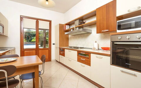 Villa Acquamarina: Küche, Countertop, Küchengerät, Holz, Cabinetry, Flooring, Major Appliance, Interior Design, Möbel, Zuhause