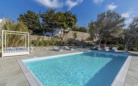 Villa Morena: Blau, Schwimmbad, Verbundwerkstoff, Resort, Fliese, Gartenmöbel, Schatten, Beton, Flagstone, Water Feature