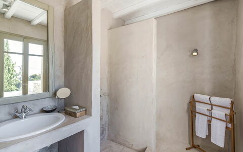 Villa Morena: Wand, Armatur, Badezimmer, Flooring, Fussboden, Bad Sink, Sinken, Zapfhahn, Installation, Zimmer