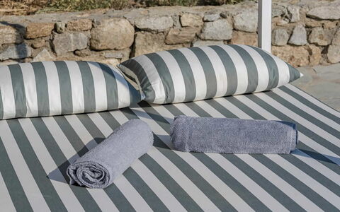 Villa Morena: Gartenmöbel, Schwimmbad, Sonnenliege, Schatten, Design, Tisch Im Freien, Linens, Resort, Terrasse, Läge