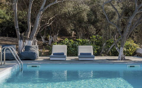 Villa Morena: Schwimmbad, Möbel, Gartenmöbel, Sonnenliege, Resort, Verbundwerkstoff, Schatten, Stuhl, Eco Hotel, Läge