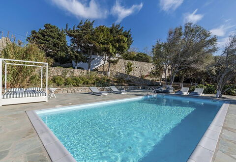 Villa Morena: Blau, Schwimmbad, Verbundwerkstoff, Resort, Fliese, Gartenmöbel, Schatten, Beton, Flagstone, Water Feature