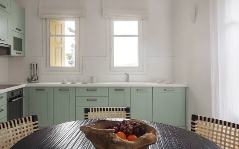 Soleil de Rehnia: Möbel, Interior Design, Flooring, Holz, Cabinetry, Küche, Fussboden, Decke, Countertop, Küche & Esszimmer Tisch