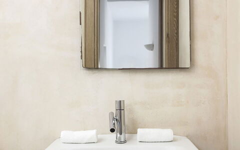 Soleil de Rehnia: Armatur, Zapfhahn, Interior Design, Badezimmer, Bad Sink, Spiegel, Installation, Sinken, Handtuch