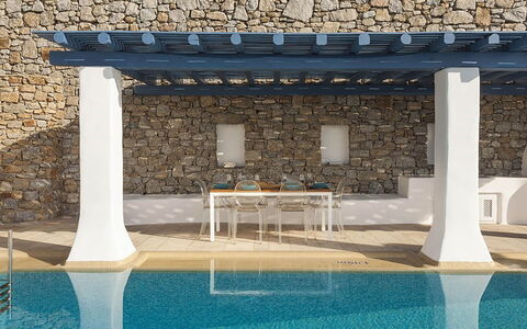 Villa Ipoliti: Verbundwerkstoff, Schatten, Schwimmbad, Säule, Natürliches Material, Stuhl, Design, Fliese, Gartenmöbel, Pergola