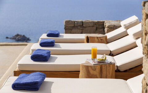 Villa Ipoliti: Möbel, Gartenmöbel, Meer, Ozean, Resort, Stuhl, Schatten, Küste, Sonnenliege, Hotel