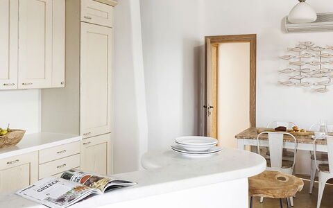 Villa Ipoliti: Möbel, Interior Design, Countertop, Holz, Flooring, Cabinetry, Fussboden, Küche, Light Fixture, Zimmer