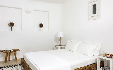 Villa Ipoliti: Möbel, Wand, Schlafzimmer, Holz, Bett, Interior Design, Fussboden, Flooring, Bedding, Bettdecke