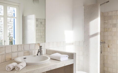 Villa Ipoliti: Wand, Flooring, Armatur, Interior Design, Fussboden, Badezimmer, Fliese, Zapfhahn, Installation