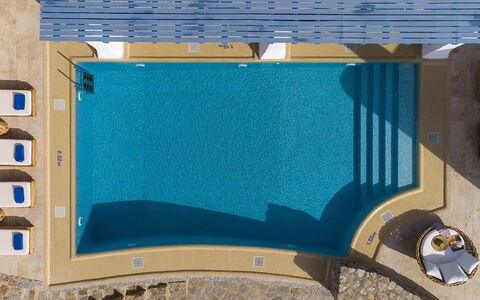 Villa Ipoliti: Blau, Schwimmbad, Verbundwerkstoff, Schatten, Armatur, Fliese, Jacuzzi, Hotel