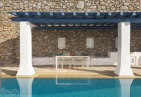 Villa Ipoliti: Verbundwerkstoff, Schatten, Schwimmbad, Säule, Natürliches Material, Stuhl, Design, Fliese, Gartenmöbel, Pergola