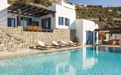 Villa Ariano: Blau, Schwimmbad, Resort, Eco Hotel, Gartenmöbel, Stuhl, Ferienort, Sonnenliege, Villa, Hotel