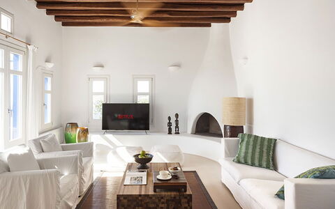 Villa Ariano: Möbel, Interior Design, Wand, Couch, Flooring, Decke, Wohnzimmer, Fussboden, Zuhause, Zimmer