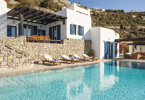Villa Ariano: Blau, Schwimmbad, Resort, Eco Hotel, Gartenmöbel, Stuhl, Ferienort, Sonnenliege, Villa, Hotel