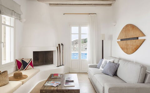 Villa Persephone: Möbel, Interior Design, Wand, Flooring, Couch, Fussboden, Wohnzimmer, Wohnung, Zuhause, Zimmer