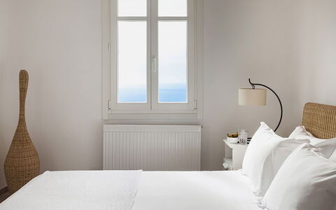 Villa Persephone: Schlafzimmer, Bett, Bedding, Möbel, Bettdecke, Linens, Interior Design, Textil, Dekokissen, Bettrahmen