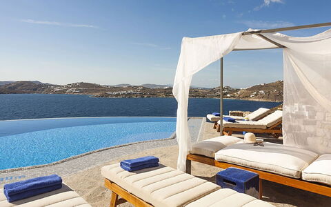 Villa Anassa: Blau, Gartenmöbel, Schwimmbad, Resort, Regenschirm, Meer, Sonnenliege, Freizeit, Schatten, Stuhl