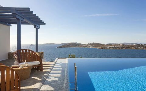 Villa Anassa: Blau, Wasser, Schwimmbad, Gartenmöbel, Resort, Meer, Sonnenliege, Stuhl, Schatten, Villa