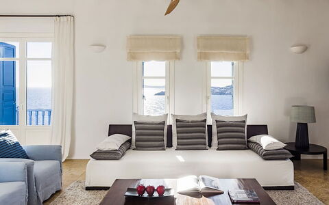 Villa Anassa: Möbel, Interior Design, Couch, Dekokissen, Textil, Wohnzimmer, Flooring, Fussboden, Fensterabdeckung, Zuhause
