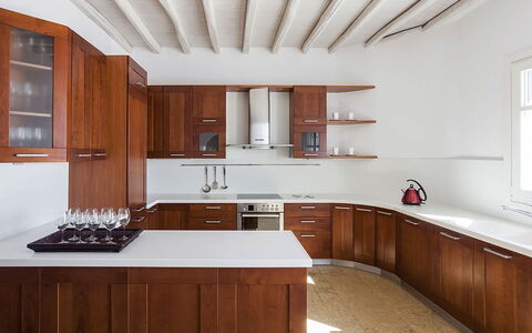 Villa Anassa: Cabinetry, Flooring, Holz, Möbel, Interior Design, Decke, Schrank, Countertop, Küche, Fussboden