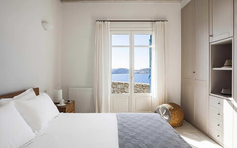 Villa Anassa: Möbel, Interior Design, Schlafzimmer, Linens, Fussboden, Zuhause, Zimmer, Bett, Meer, Bedding