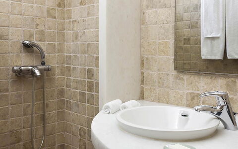 Villa Anassa: Badezimmer, Wand, Armatur, Flooring, Fussboden, Interior Design, Installation, Bad Sink, Zapfhahn, Sinken