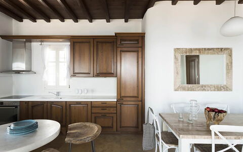 Villa Elpida: Möbel, Interior Design, Flooring, Holz, Countertop, Tabelle, Küche, Fussboden, Stuhl, Decke