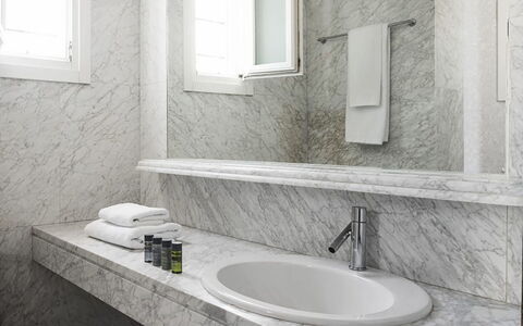 Villa Elpida: Wand, Armatur, Interior Design, Flooring, Badezimmer, Sinken, Zapfhahn, Fussboden, Bad Sink, Installation