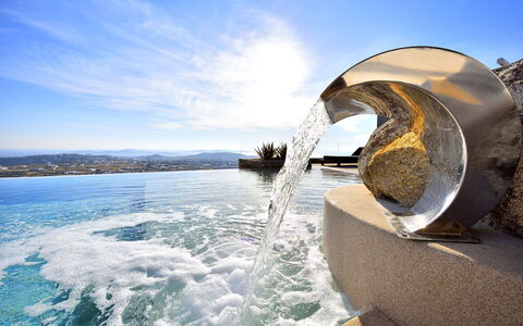 Villa Ivory: Blau, Wasser, Brunnen, Water Feature, Sonnenlicht, Hotel, Welle