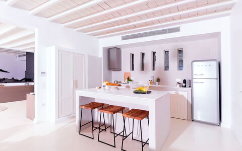 Villa Ivory: Möbel, Interior Design, Küche, Flooring, Holz, Countertop, Decke, Fussboden, Zuhause, Küchengerät