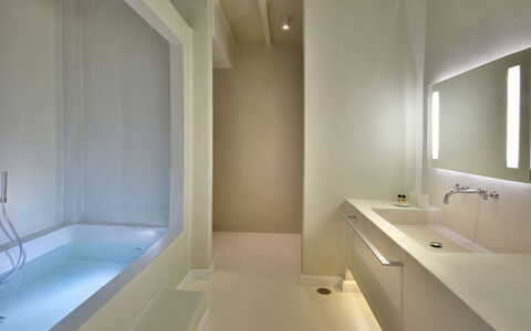 Villa Ivory: Badezimmer, Interior Design, Wand, Flooring, Armatur, Fussboden, Badewanne, Decke, Zapfhahn, Bad Sink