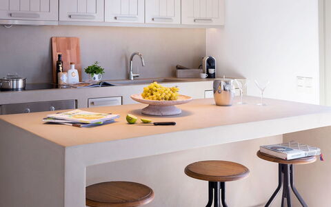 Villa Blue Moon: Möbel, Küche, Interior Design, Countertop, Holz, Flooring, Tabelle, Cabinetry, Barhocker, Zuhause