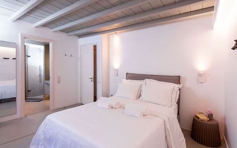 Villa Blue Moon: Interior Design, Bett, Schlafzimmer, Flooring, Möbel, Fussboden, Holz, Decke, Textil, Bettdecke