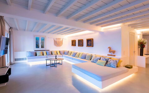 Villa Stardust: Möbel, Interior Design, Couch, Flooring, Fussboden, Decke, Beleuchtung, Zuhause, Wohnzimmer