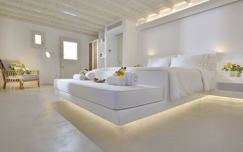 Villa Stardust: Interior Design, Beleuchtung, Decke, Flooring, Fussboden, Schlafzimmer, Light Fixture, Bett, Bedding, Hotel