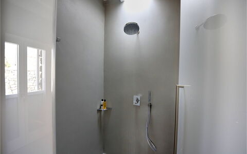 Villa Stardust: Wand, Armatur, Badezimmer, Flooring, Installation, Beleuchtung, Decke, Interior Design, Fussboden, Light Fixture