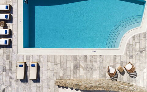Villa Pinta: Blau, Wasser, Schwimmbad, Verbundwerkstoff, Gartenmöbel, Resort, Fliese, Freizeit, Hotel, Sonnenliege