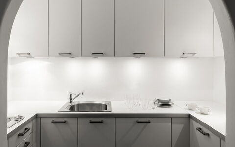 Villa Pinta: Küche, Countertop, Interior Design, Decke, Küchengerät, Sinken, Cabinetry, Armatur, Herd, Major Appliance